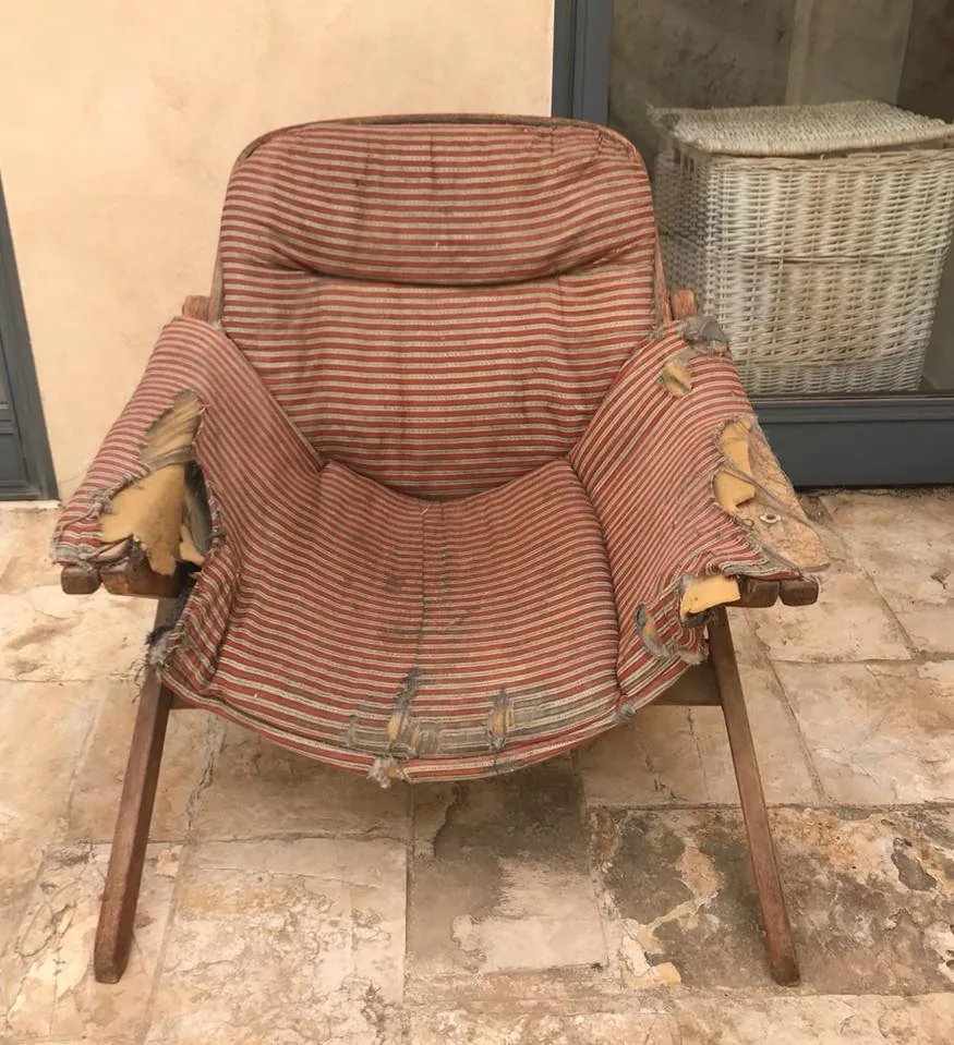כורסה לפני ריפוד: בד קרוע ושחוק