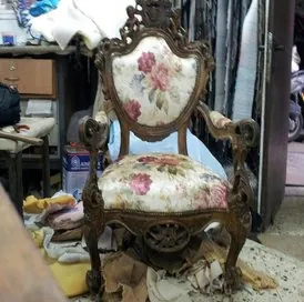 כורסה עתיקה מגולפת בריפוד פרחוני