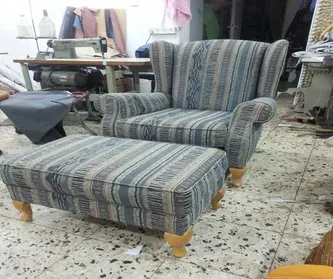 כורסה והדום בריפוד פסים