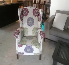 כורסת כנפיים בריפוד פרחוני