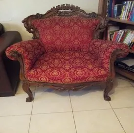 ספת אהבה עתיקה בריפוד אדום