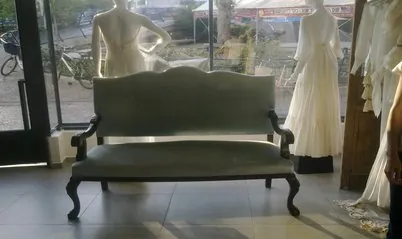 ספה עתיקה בריפוד קטיפה ירוקה